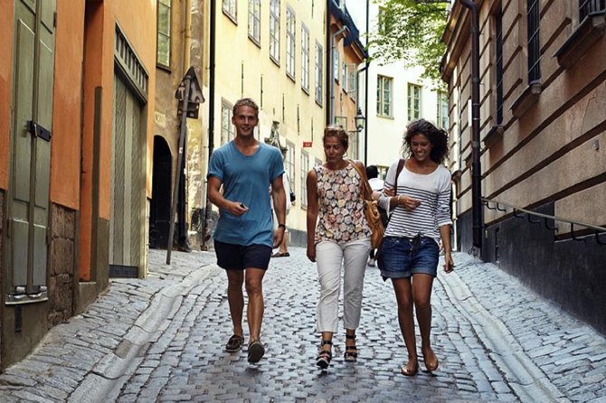 Old Town Tour of Stockholm - Meeting at Kindstugatan 1 and Finding the Chestnut Tree