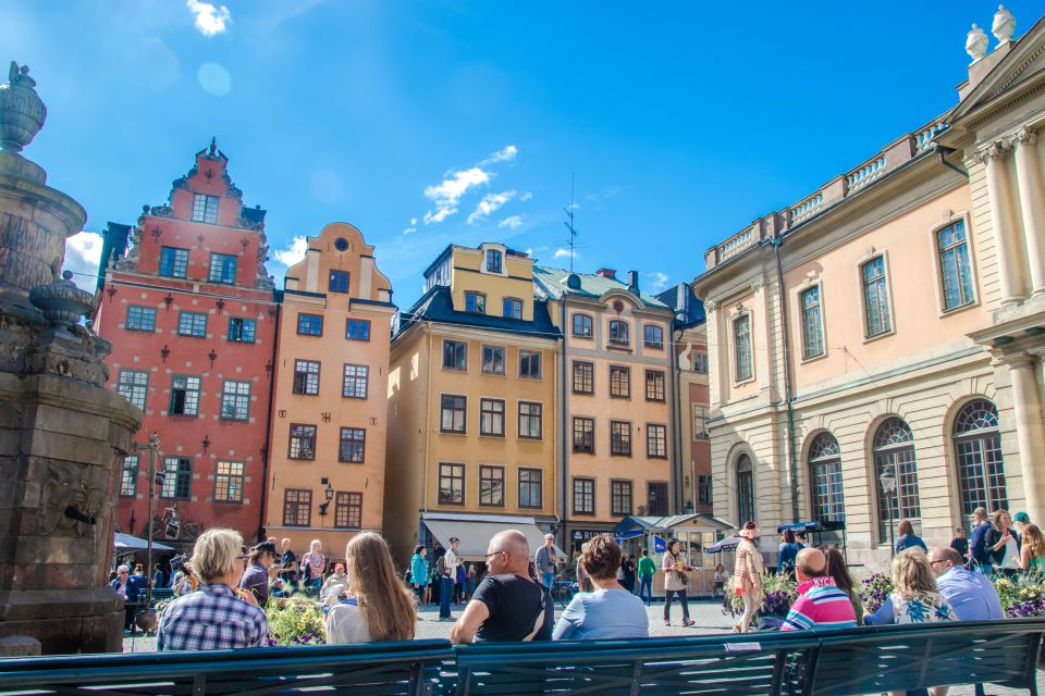 Stockholm: City Sightseeing Hop-On Hop-Off Bus Tour - Getting On: Finding the Correct Red-and-Green Bus