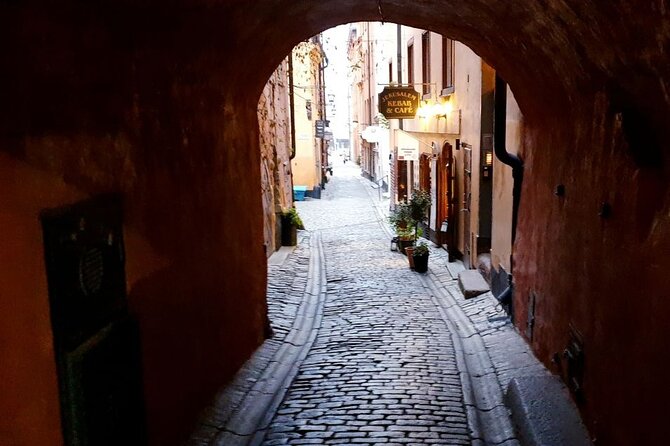 Stockholm Ghost Hunt: Self-Guided Tour and Puzzle Adventure - Starting at Wrangel Palace and getting your first clue at Riddarholm