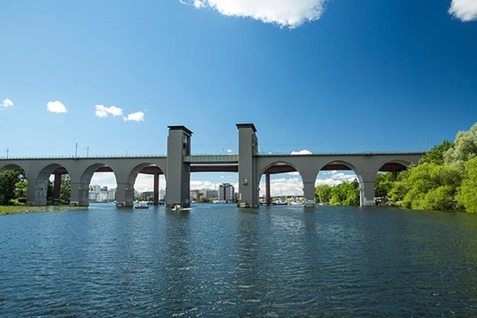Stockholm: Highlights Boat Tour - Entering the audio world: QR code, headphones, and backup plans
