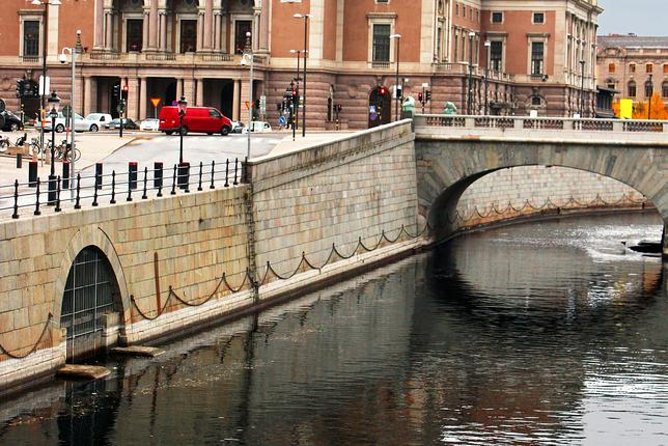 Stockholm: Highlights Boat Tour - The 135-minute route: from inner-city bridges to Lake Mälaren lock