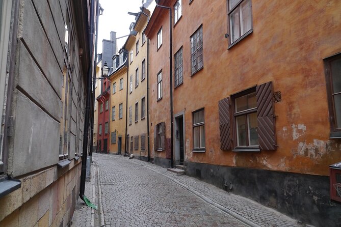 Stockholm Must See - Old Town, boat + Vasa Museum 3h small group - Marten Trotzigs Grand and Skeppsbrokajen: tiny streets, big stories, then the harbor