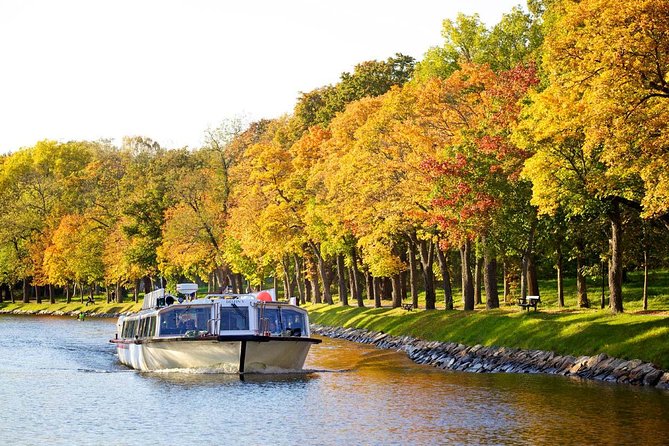 Stockholm: Royal Djurgården Boat Tour - The Audio Guide in 10 Languages: Clear Story, Recorded Pace