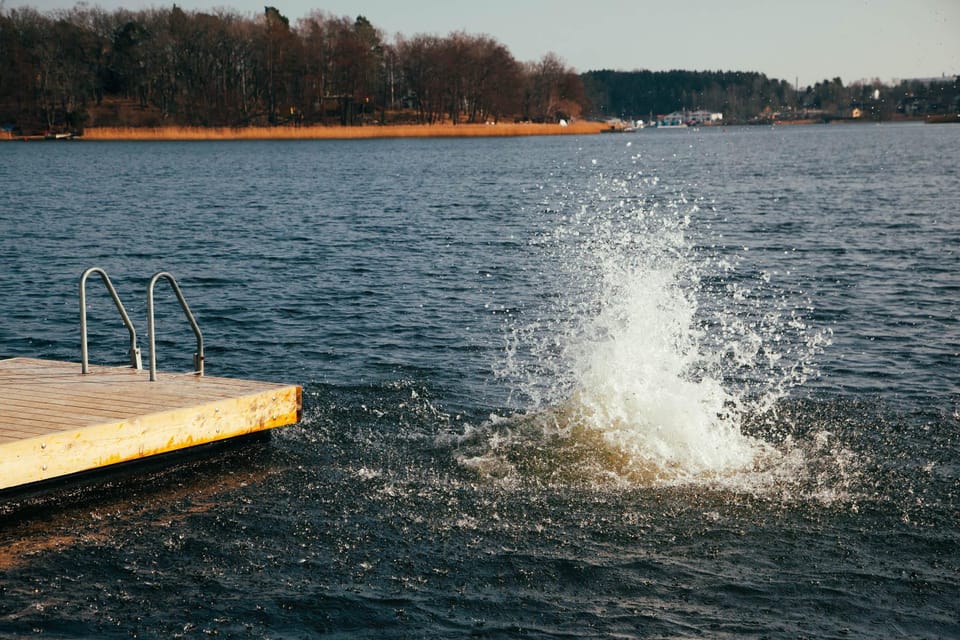 Stockholm: Traditional Sauna & Polar Plunge in Baltic Sea - Wood-fired Swedish sauna: 60–80°C and helping with the fire