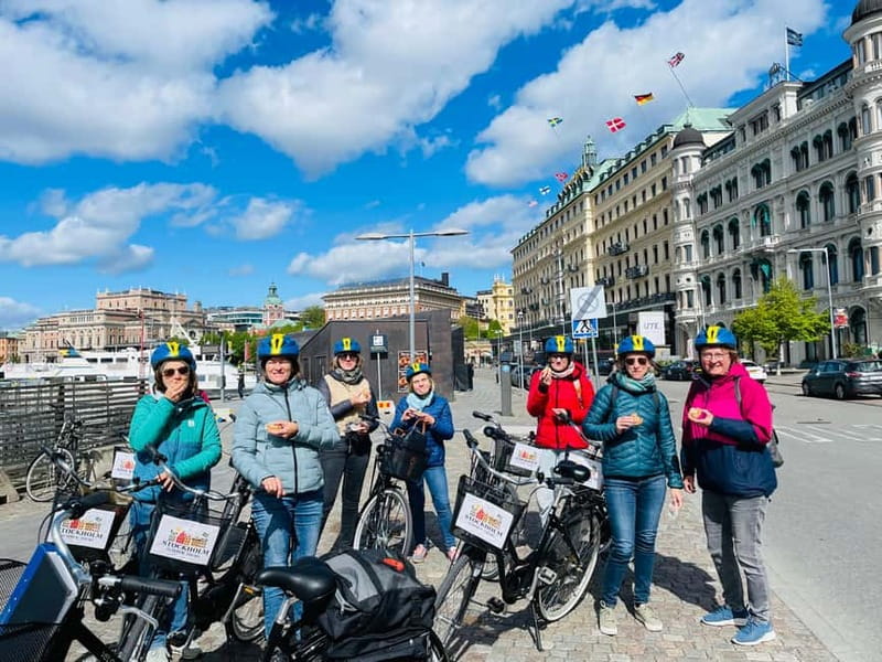 Stockholm's Best Bike Tour! (English / Deutsch) - Royal Palace and the Grand Hôtel corridor: seeing power and elegance in motion