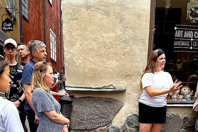 Walking Tour of Stockholm's Old Town, Gamla Stan - Järnpojke and Prästgatan: tiny statue luck meets real street life